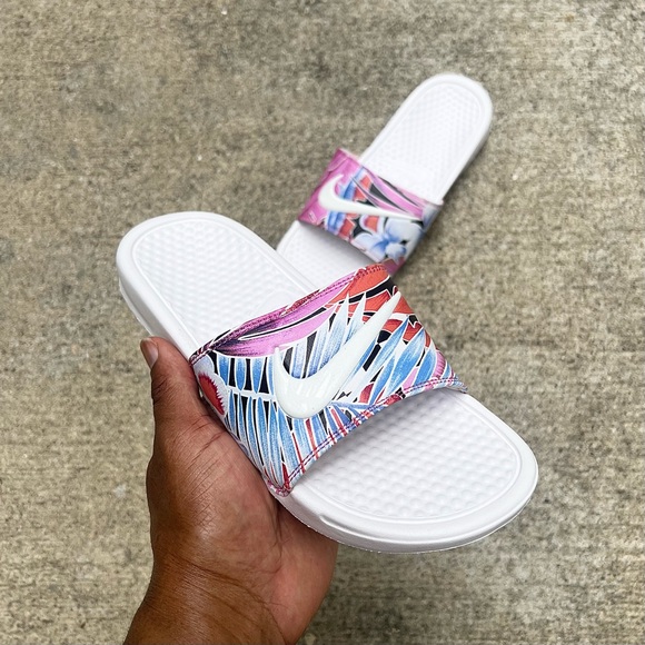 WMNS NIKE BENASSI SWOOSH JDI PRINT SLIDE PINK WHITE BLUE FLOWER FEATHER HABANERO - Picture 9 of 9
